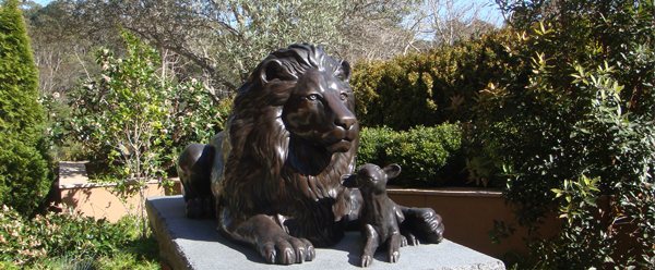 Statue of lion and lamb in Leonis garden
